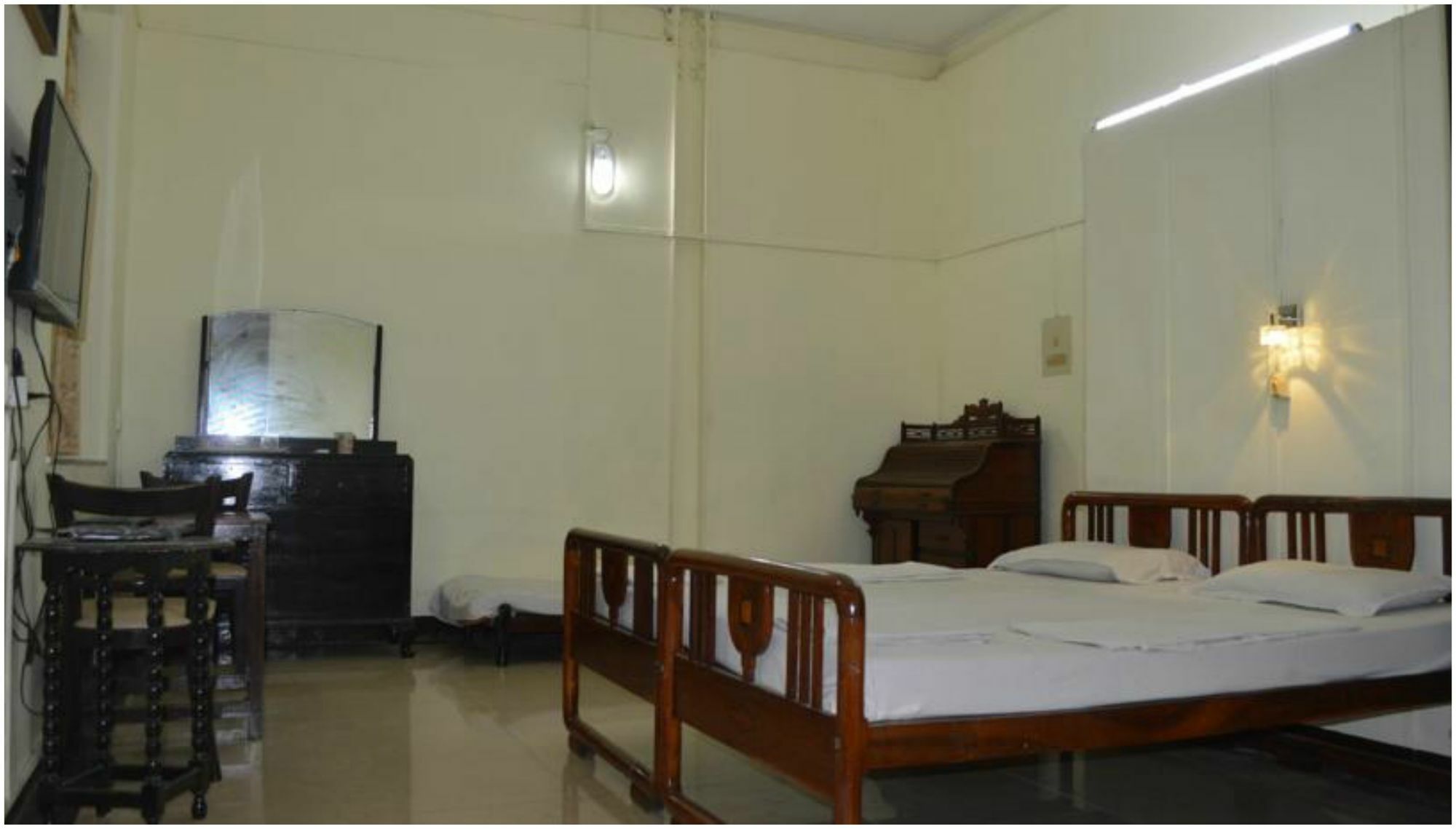 Bentleys Hotel Mumbai Exterior photo